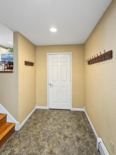 Entry w/ big closet
