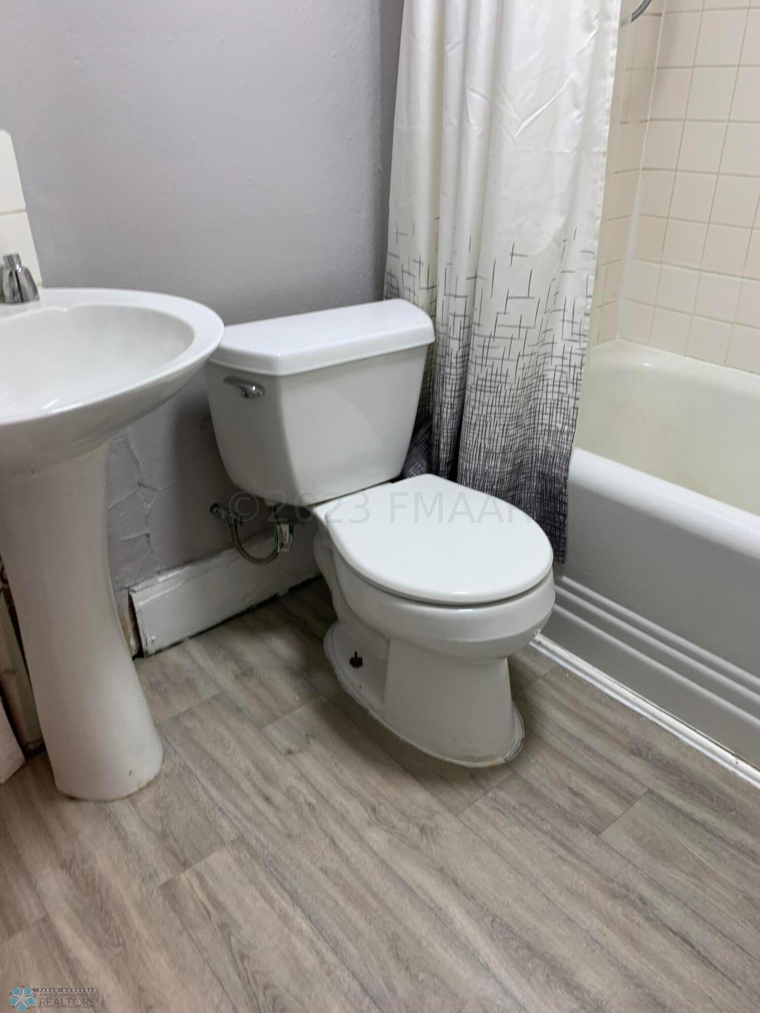 UPPER UNIT BATH