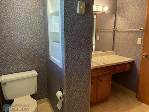 Upper level full bathroom