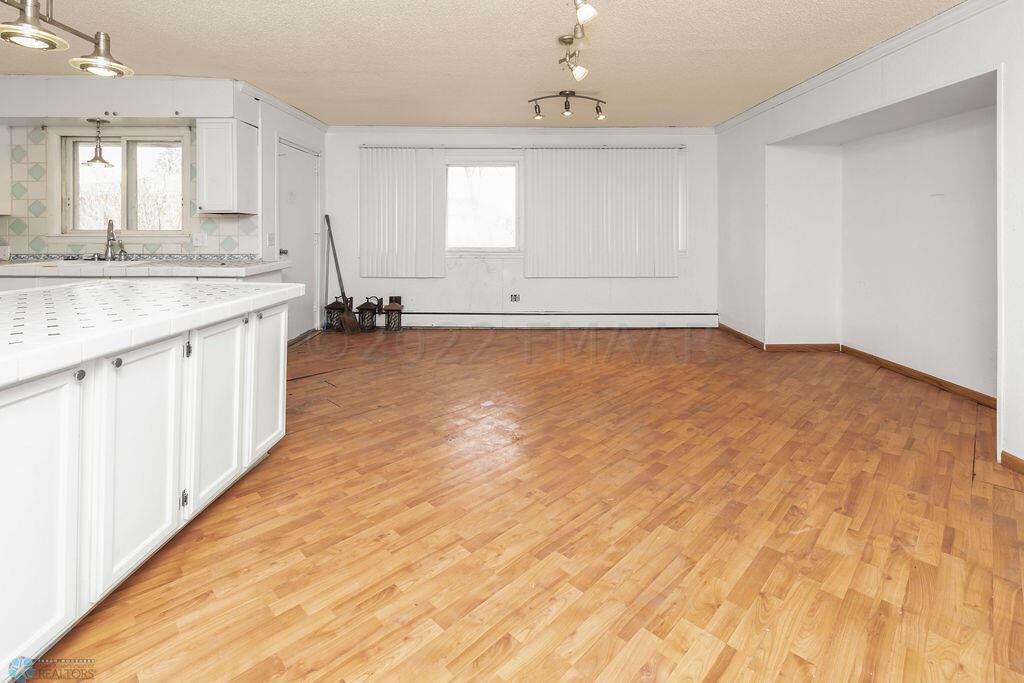 Dining Area & Kitchen Island