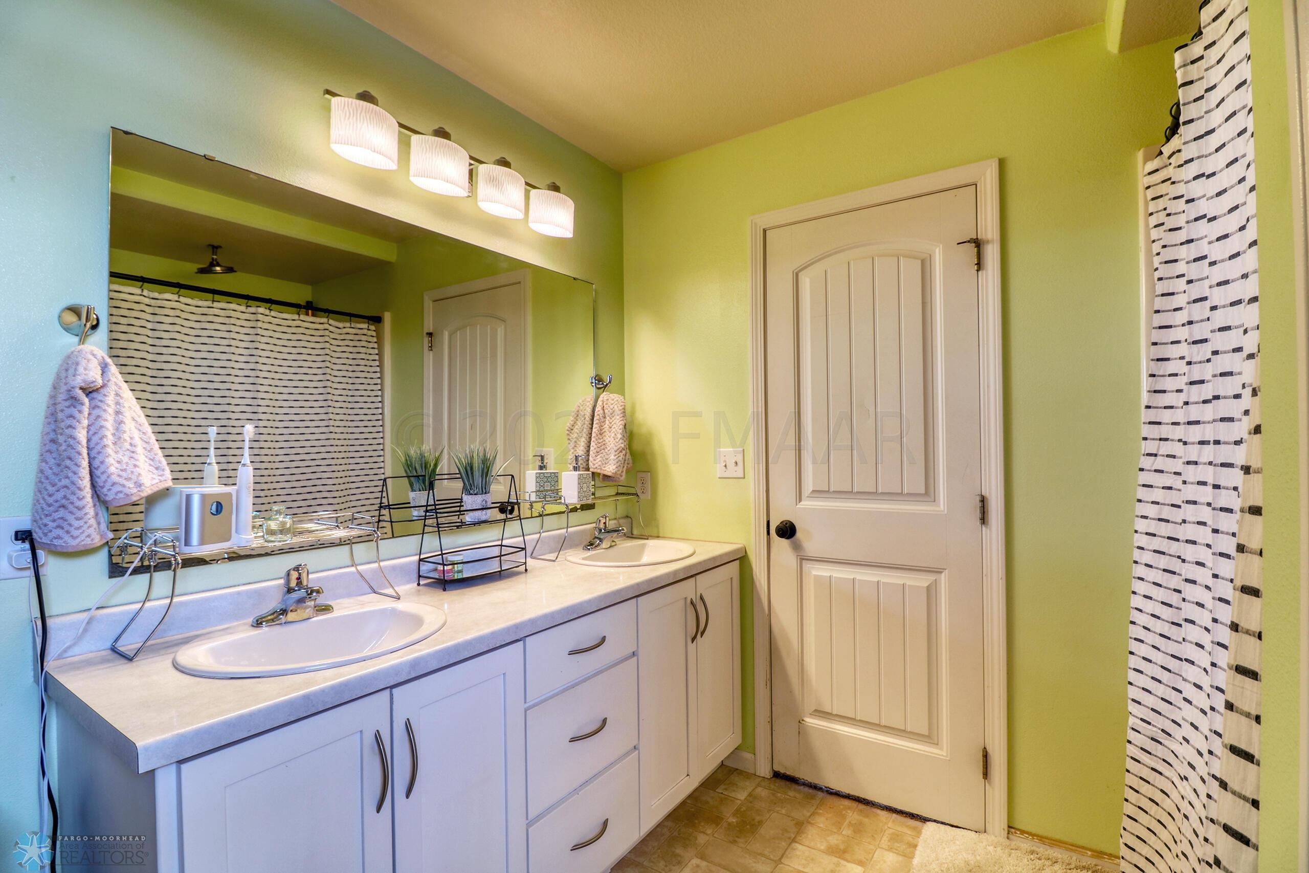 Master Bathroom1_2