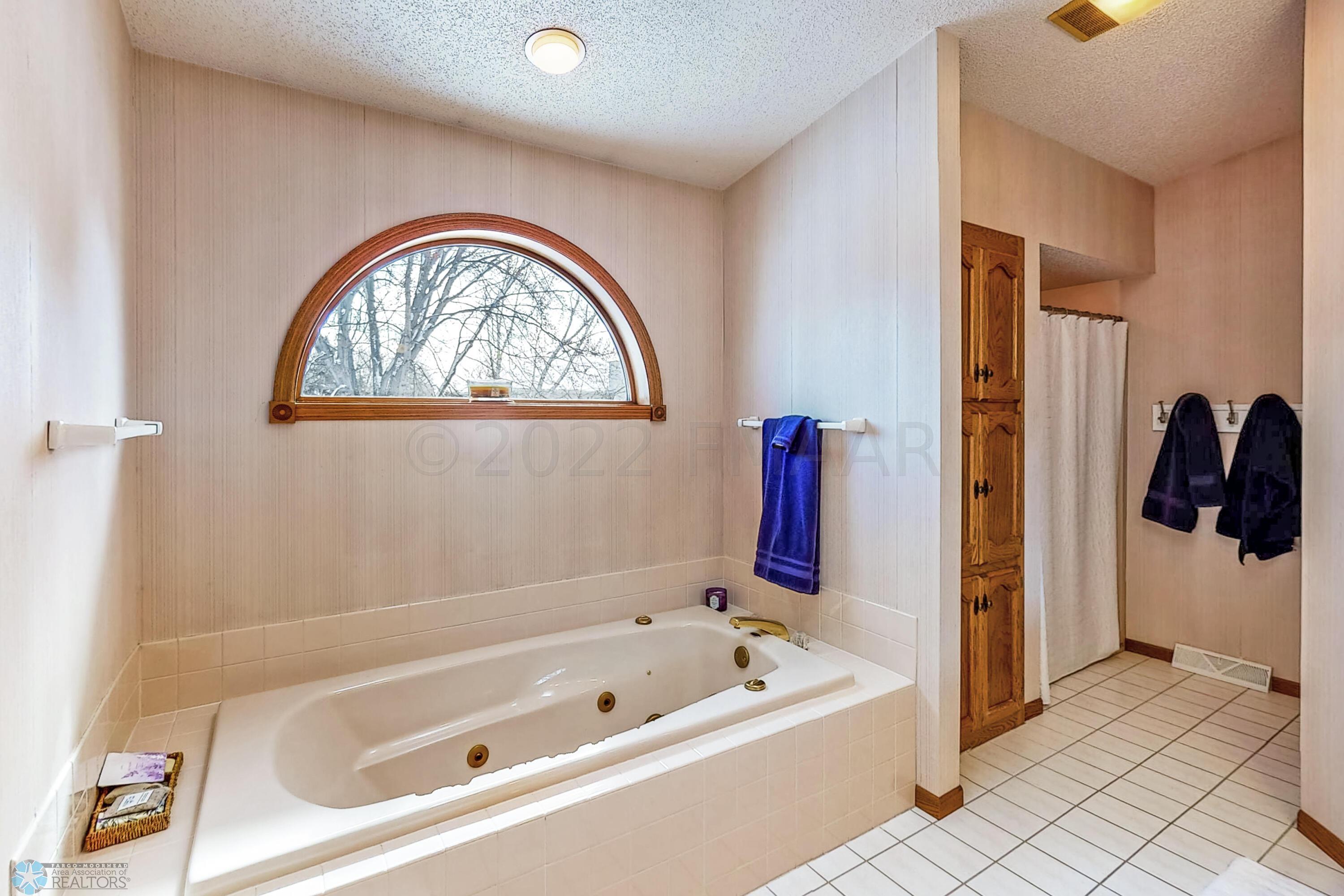 Jetted tub