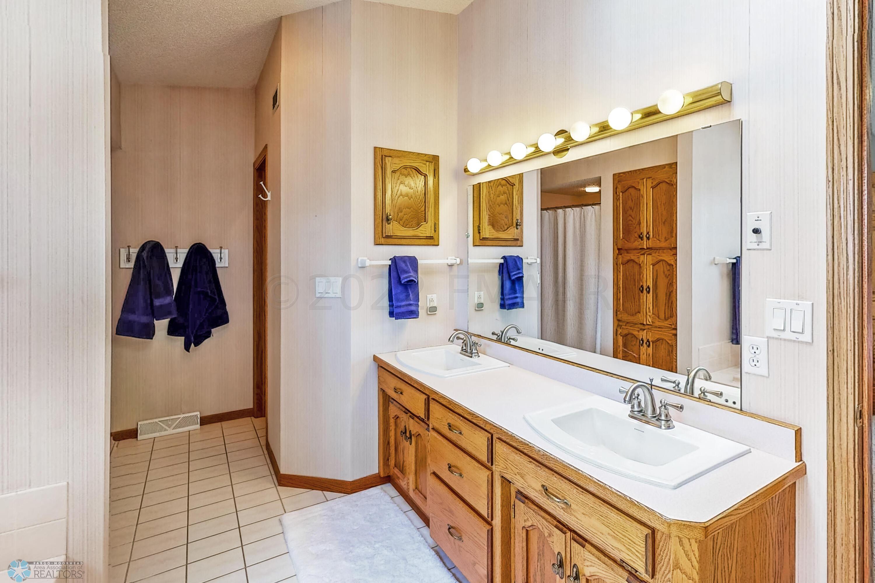 Dual vanity