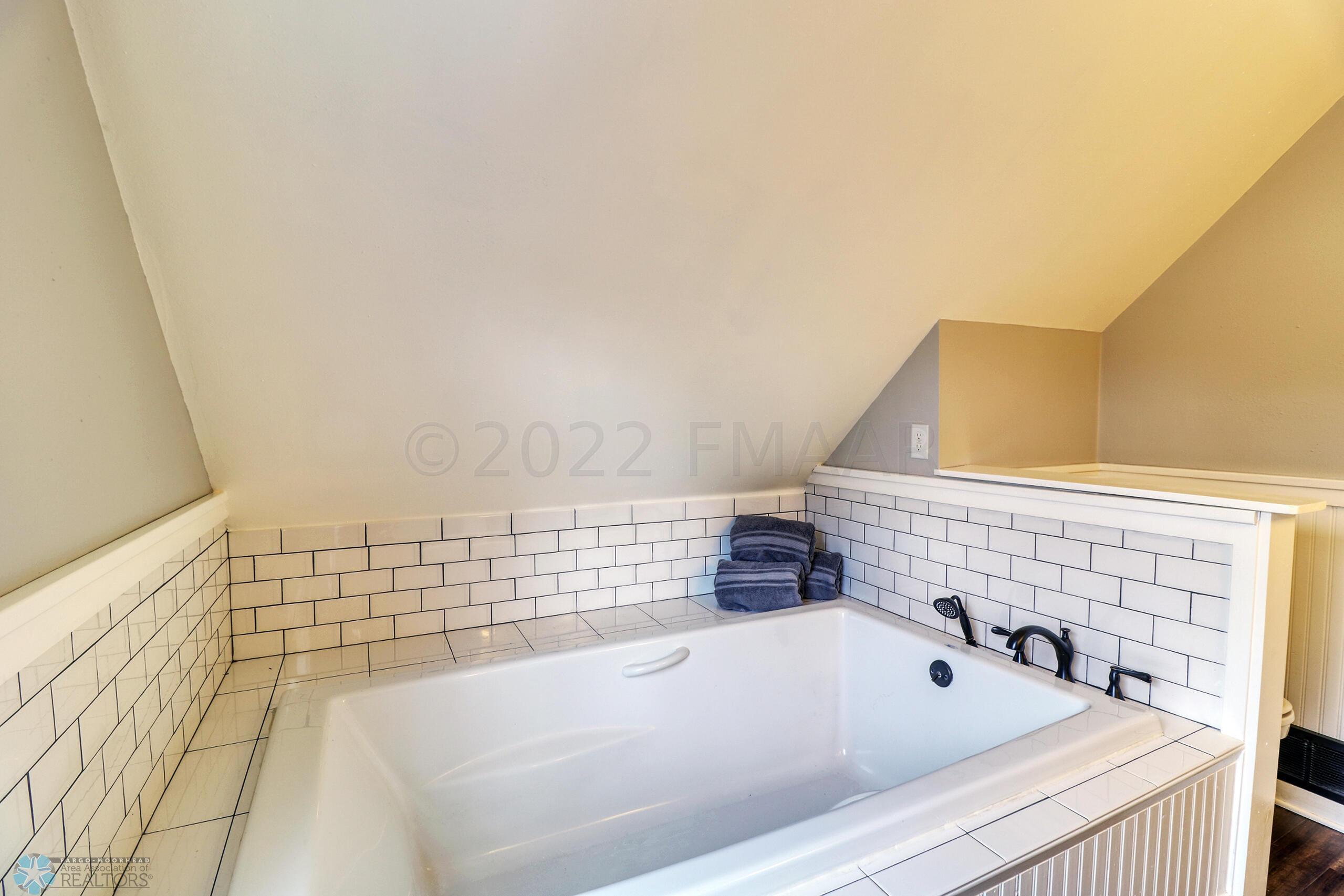 Upstairs Bathroom1_2