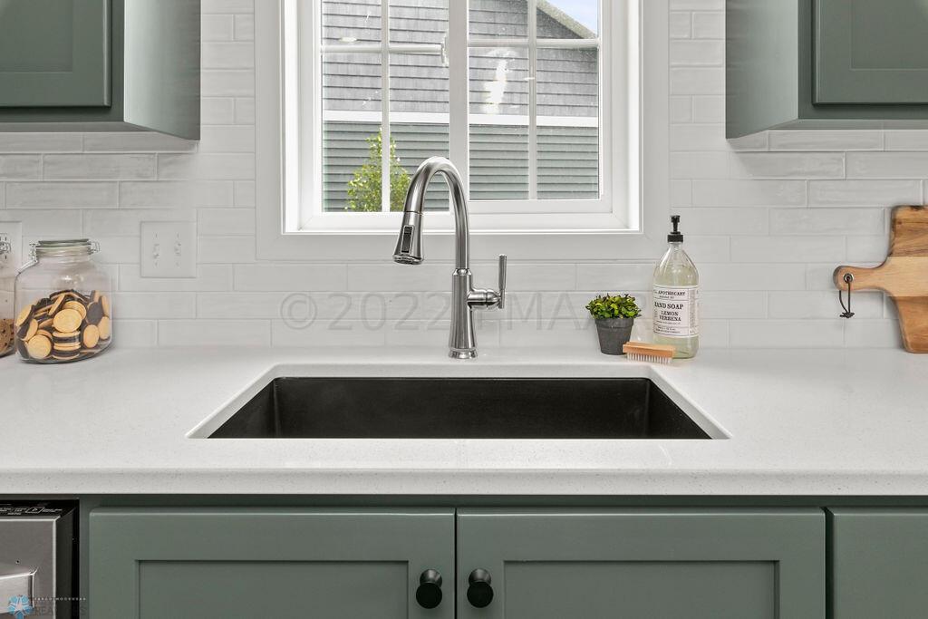 Undermount sink + tile