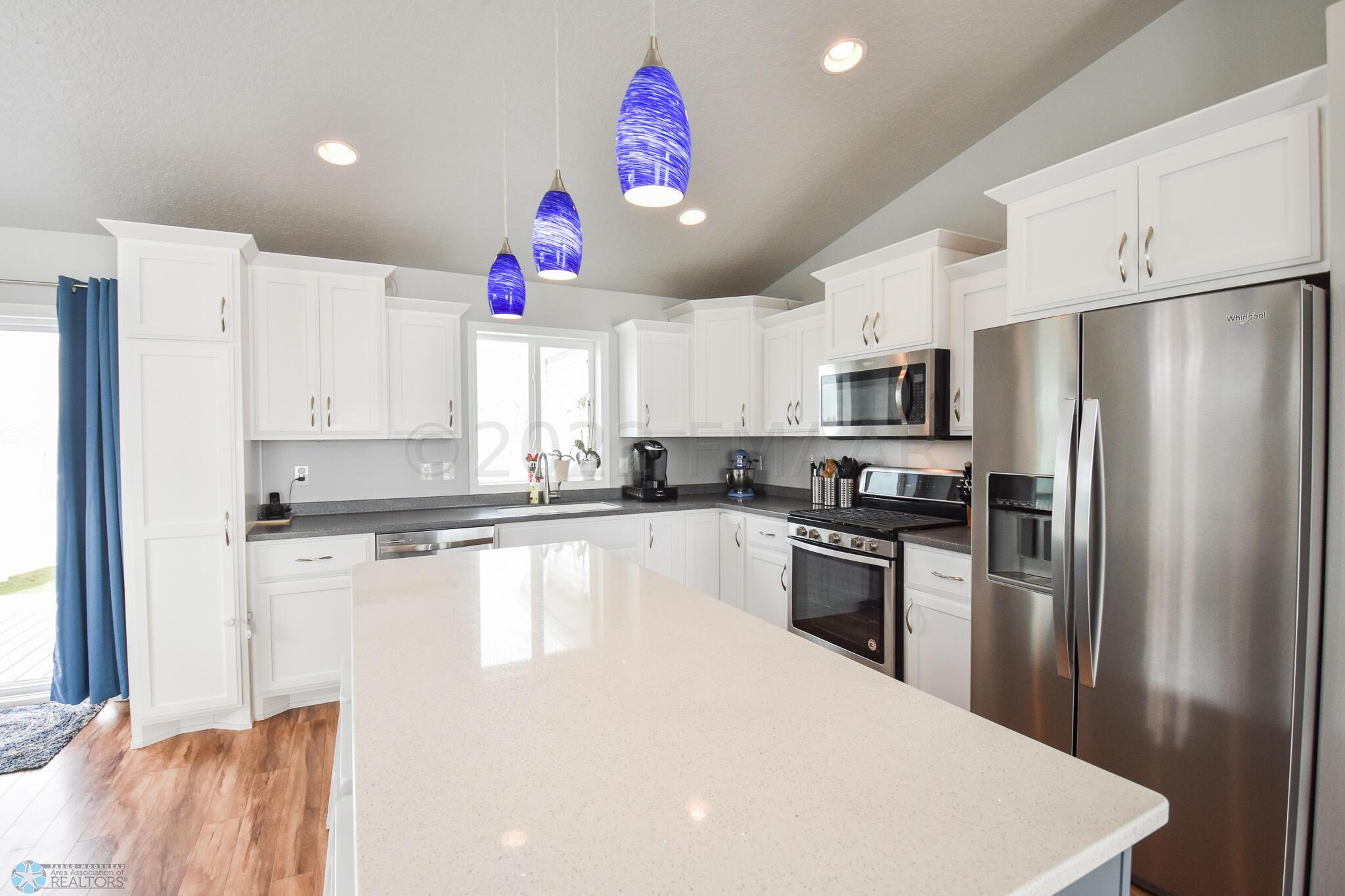Oversized Island with Quart z