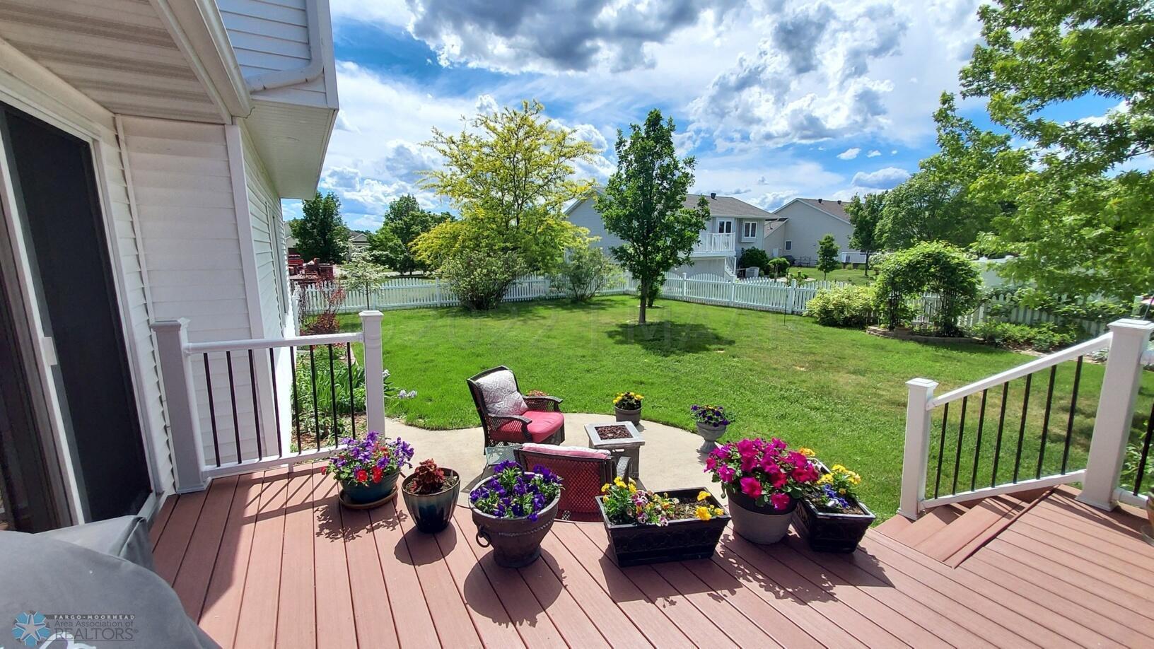 Beautiful Fenced Yard!!