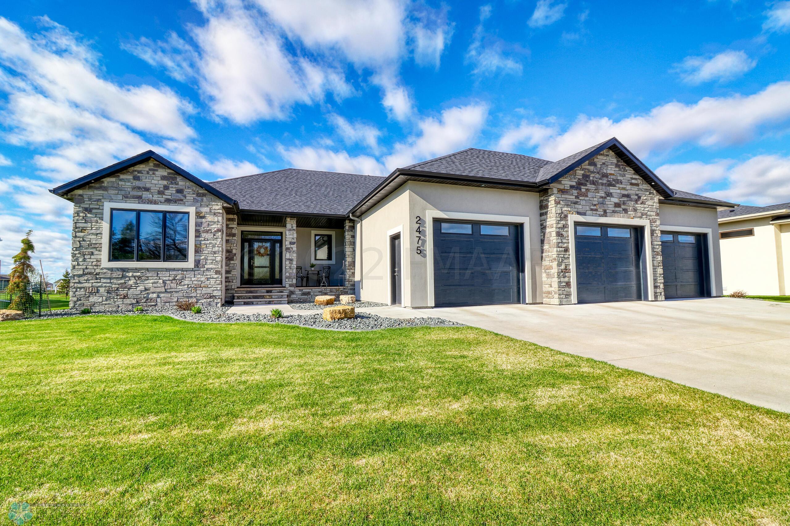 2475 River's Bend Dr E, West Fargo