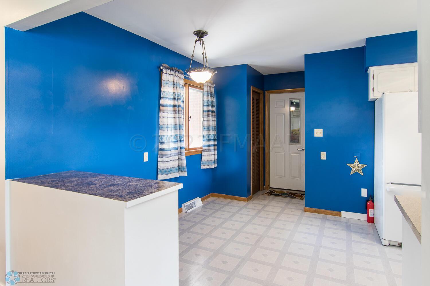 Kitchen & Eating Area