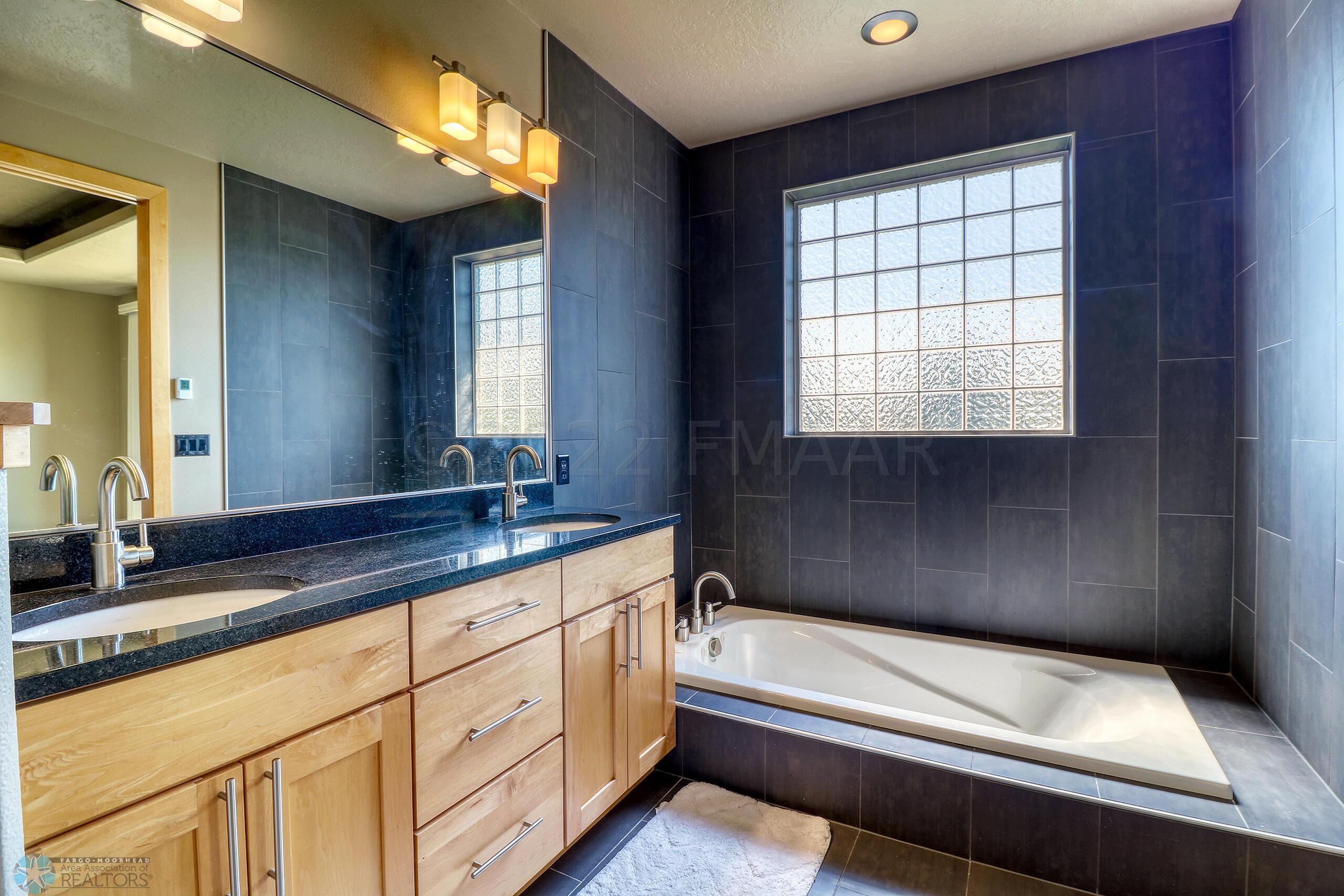 Master Bathroom1_3
