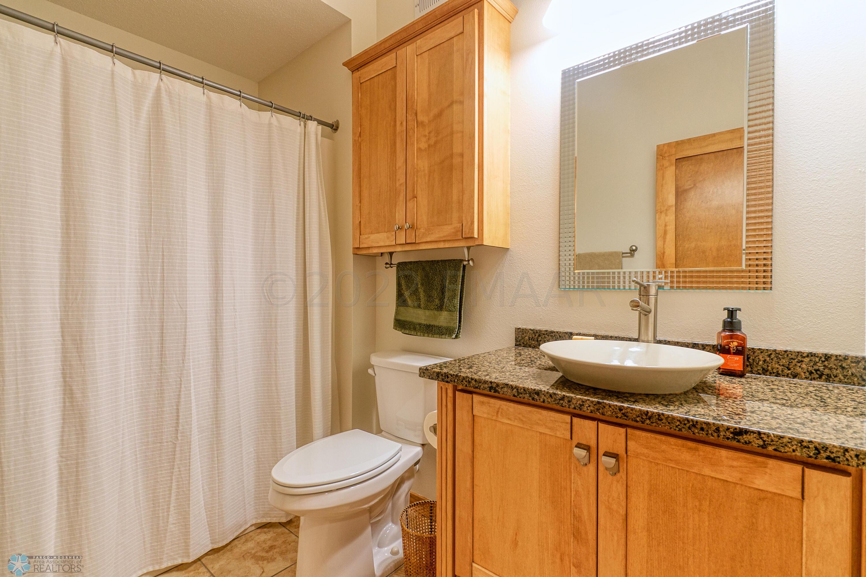 Full bathroom 2