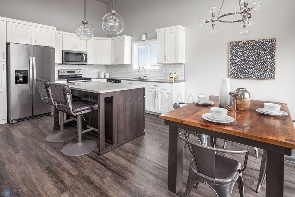 Kitchen & Dining