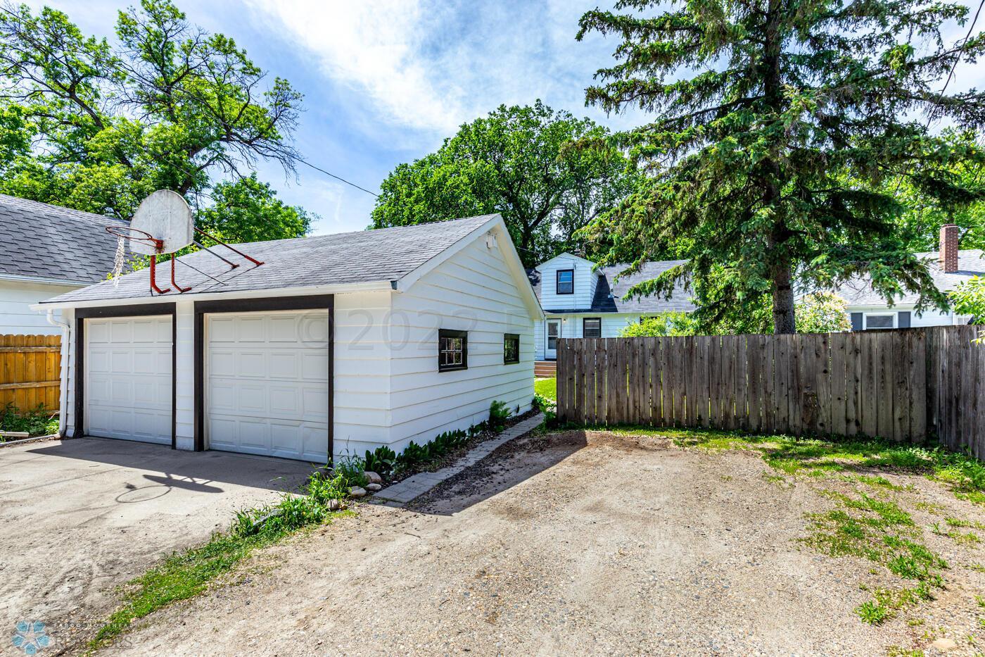 Garage & Parking