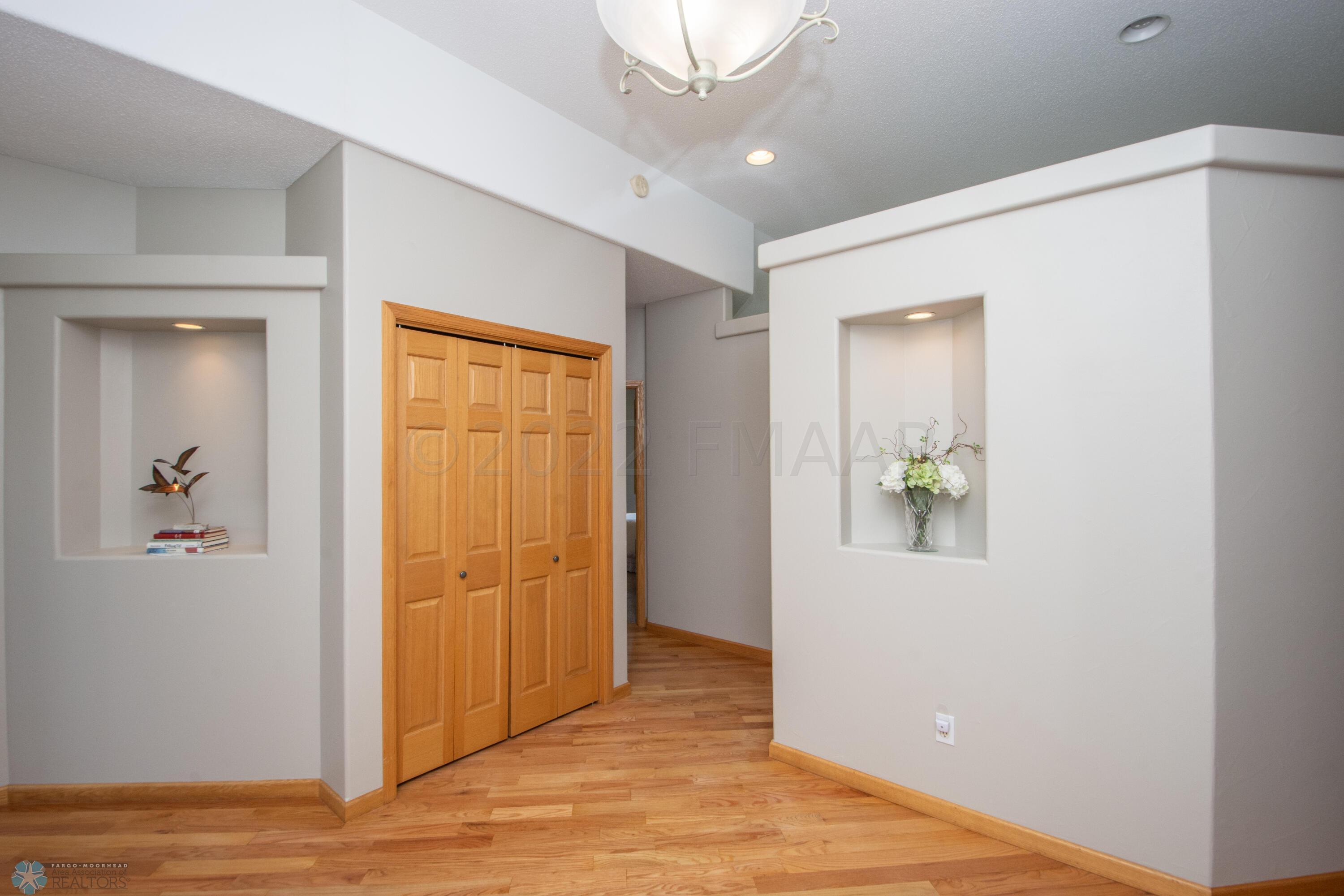 Foyer-solid oak floors