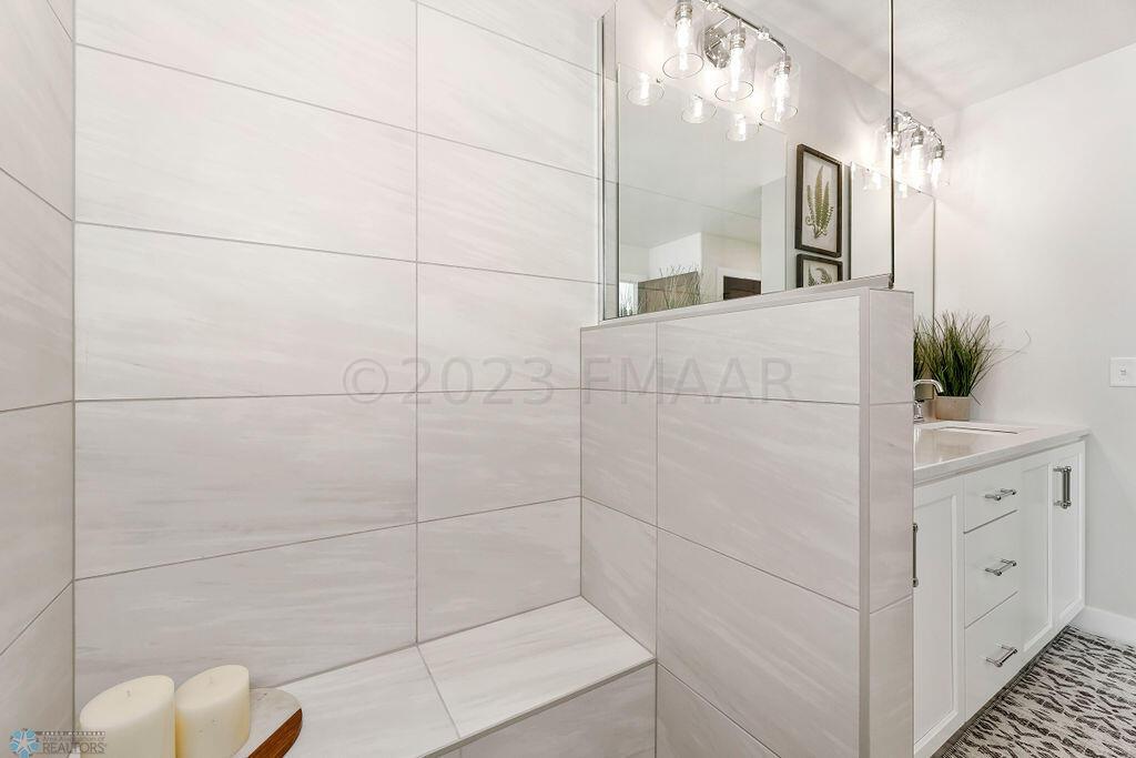 Tile Shower w/Glass Enclosure