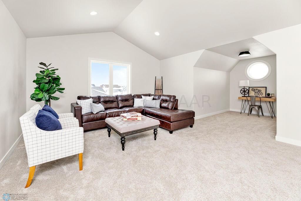 Vaulted Bonus Room w/ Book Nook