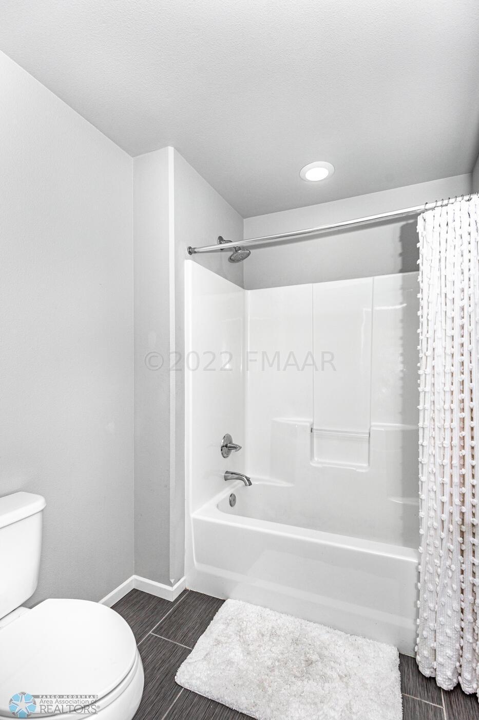 Compartmentalized Full Bath