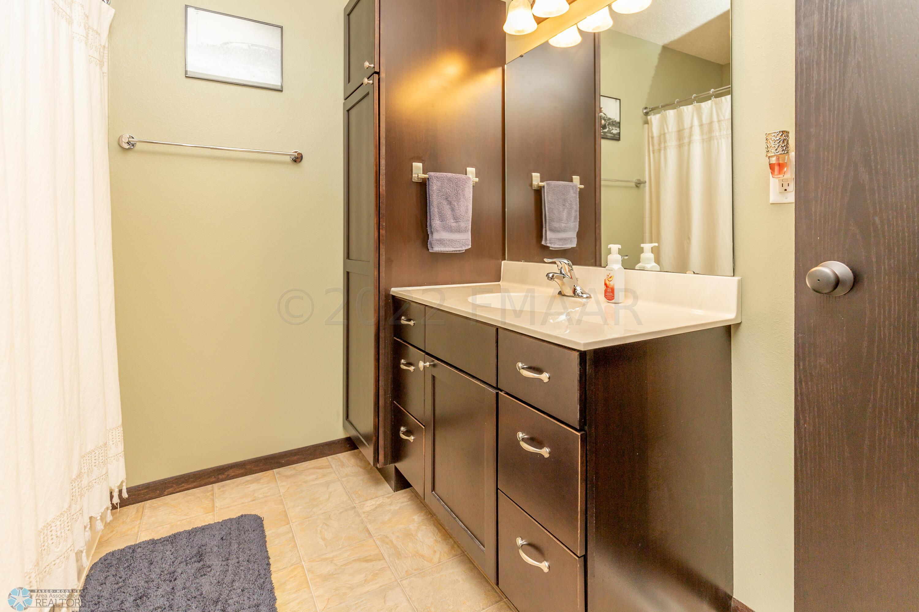 Hollywood Bath-upper