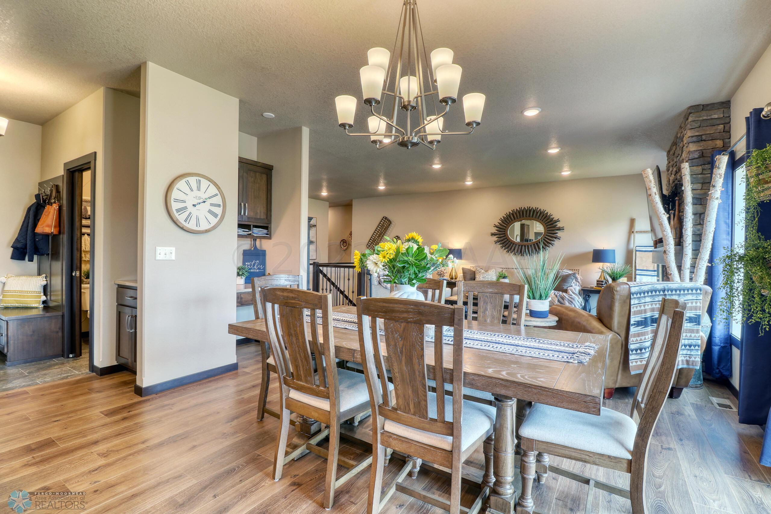 Dining Room 9' ceilings!