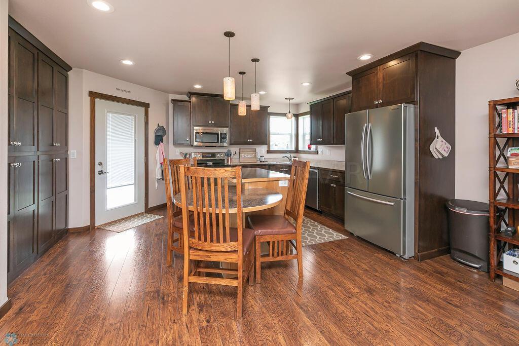 eat-in kitchen