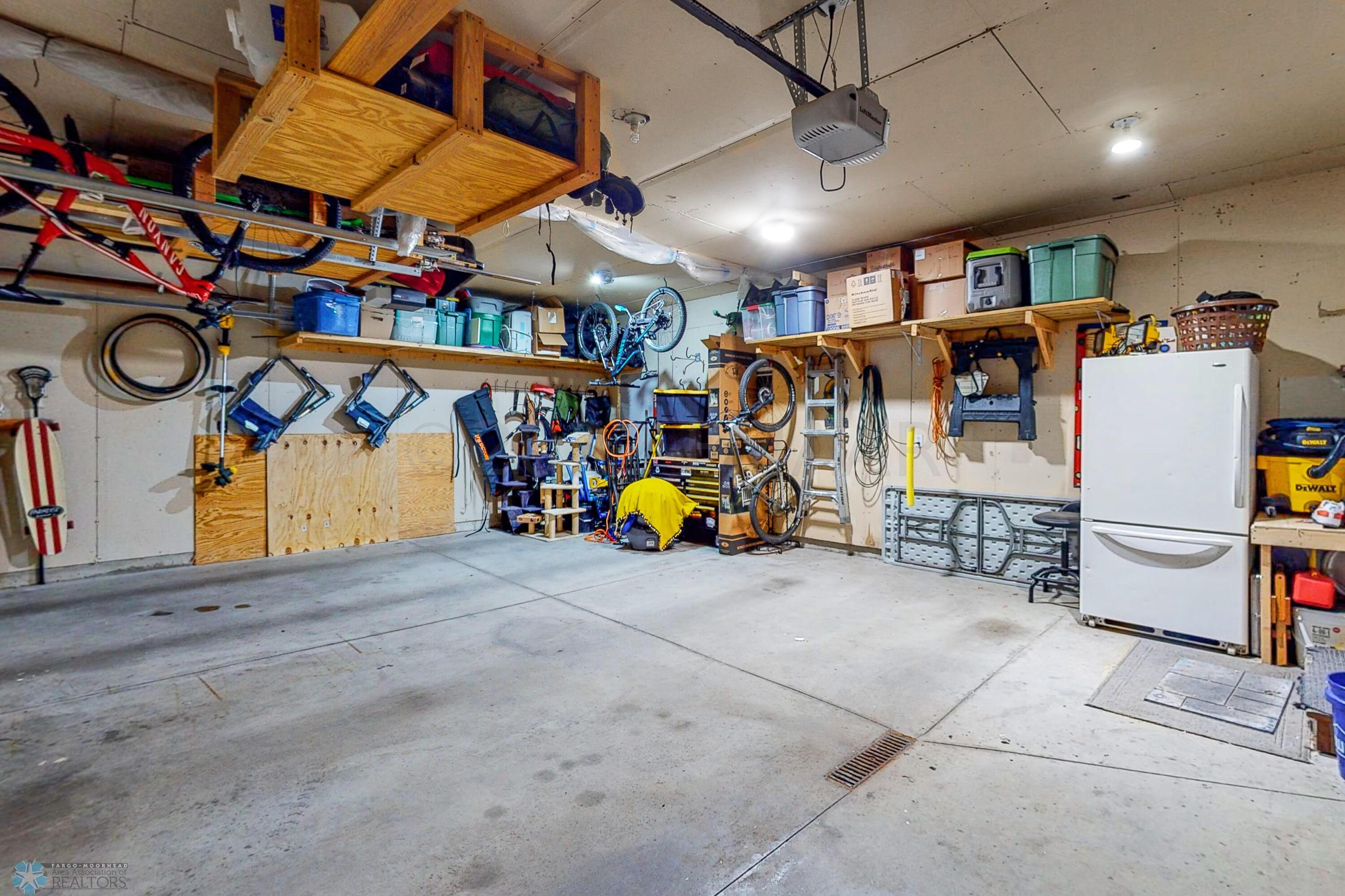 Big 3-stall with lots of storage