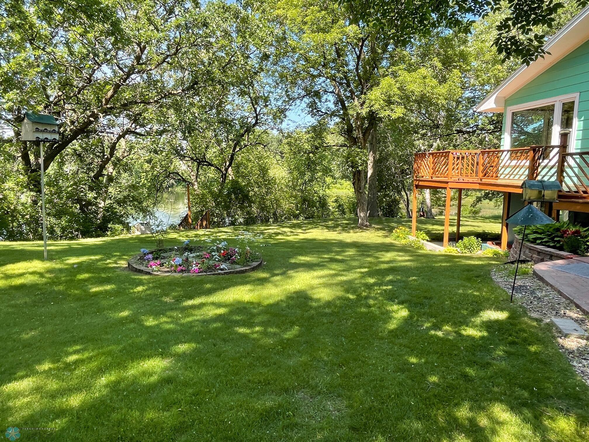 3-Beautiful park-like yard (3)