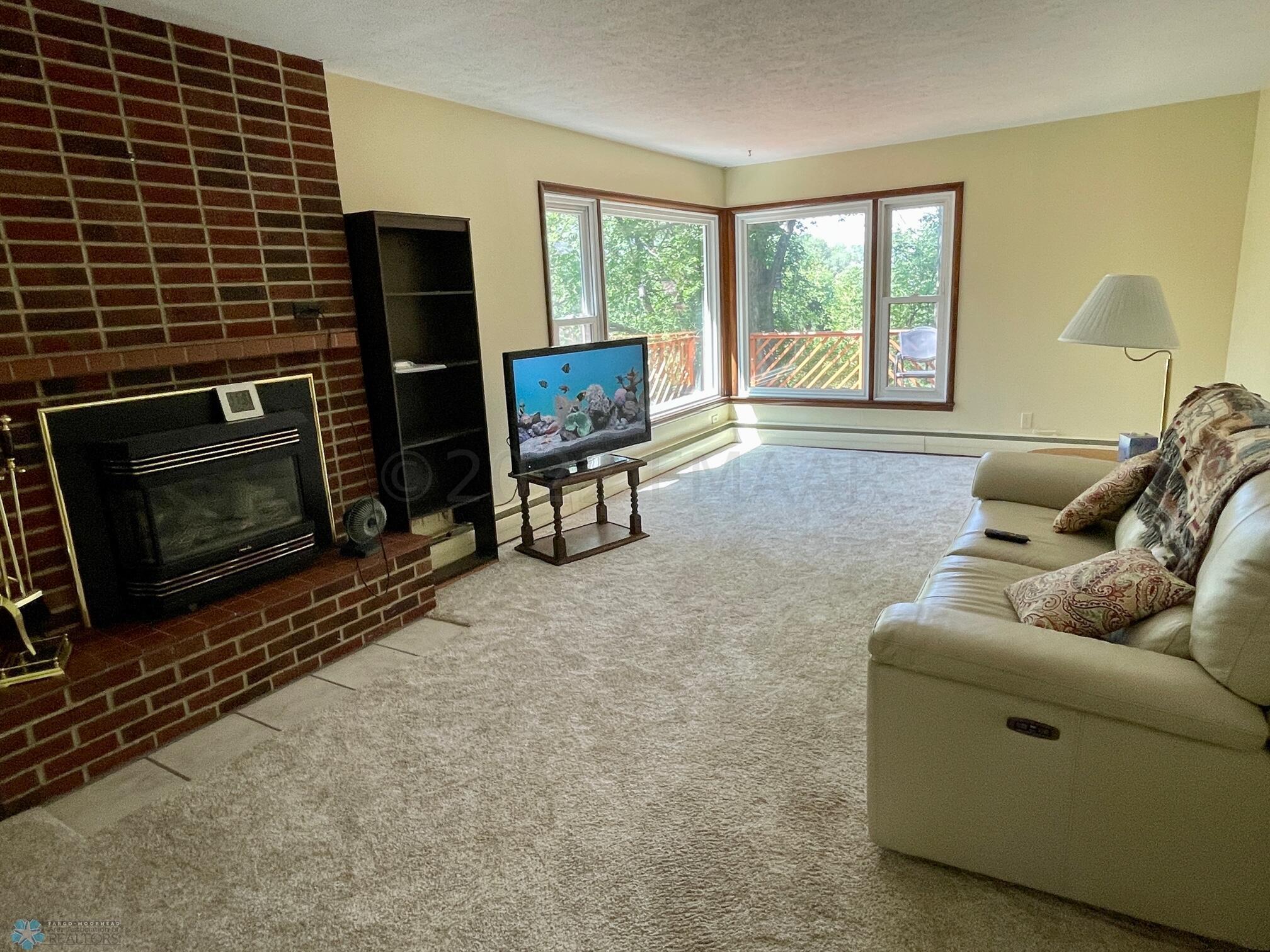 4-Living room with gas fireplace (1)