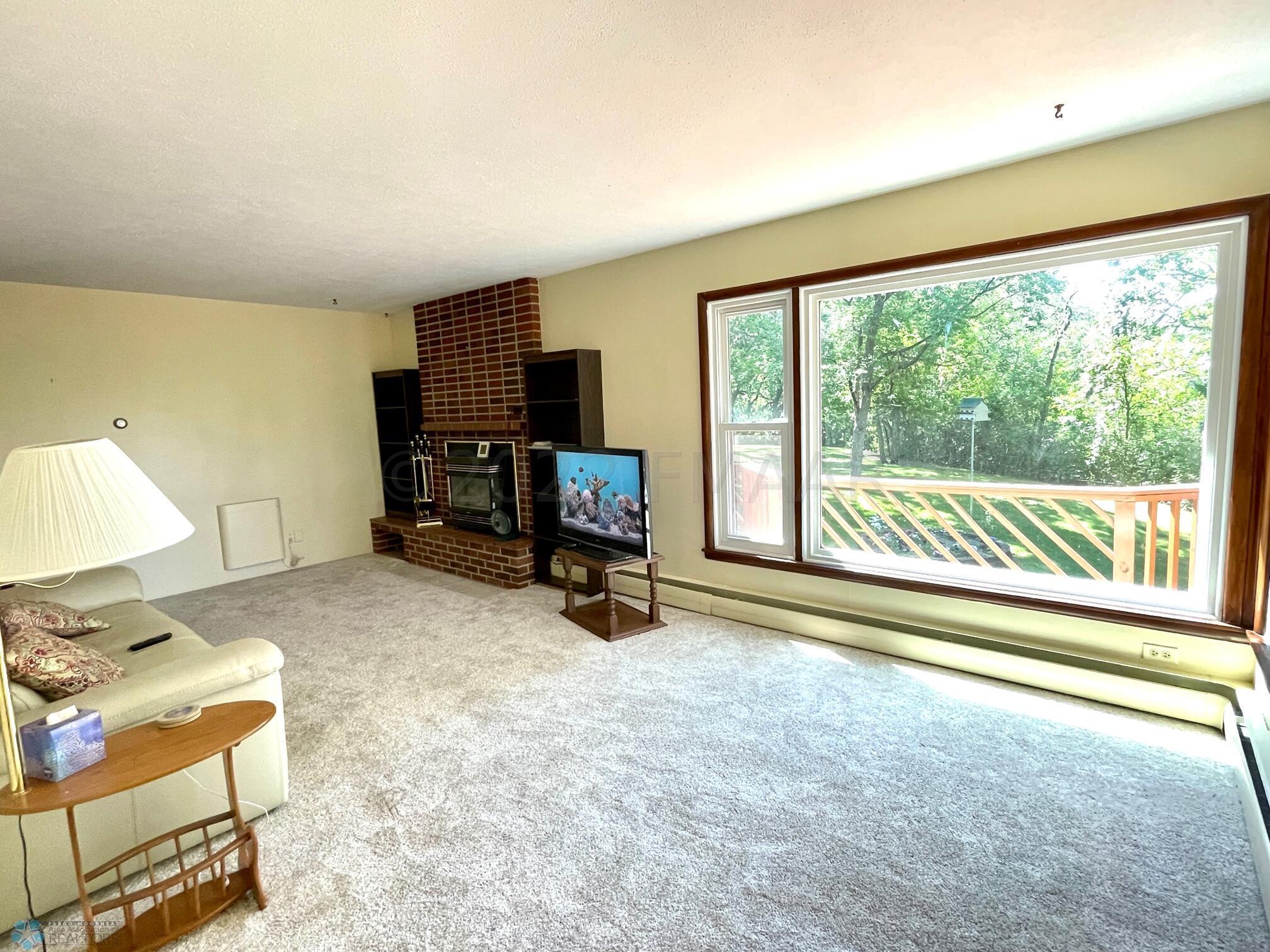 4-Living room with gas fireplace (2)