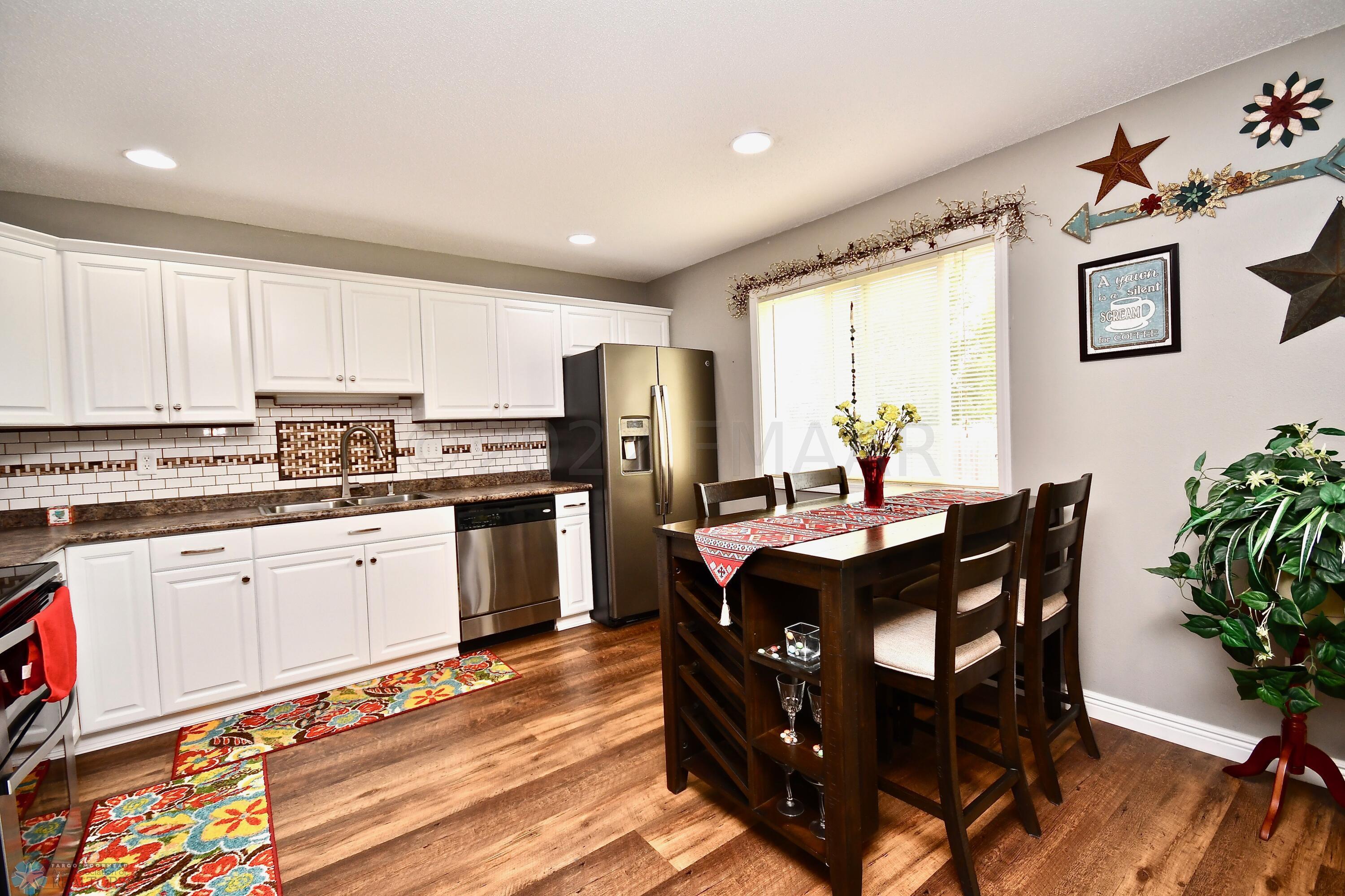 Kitchen/Eating 2