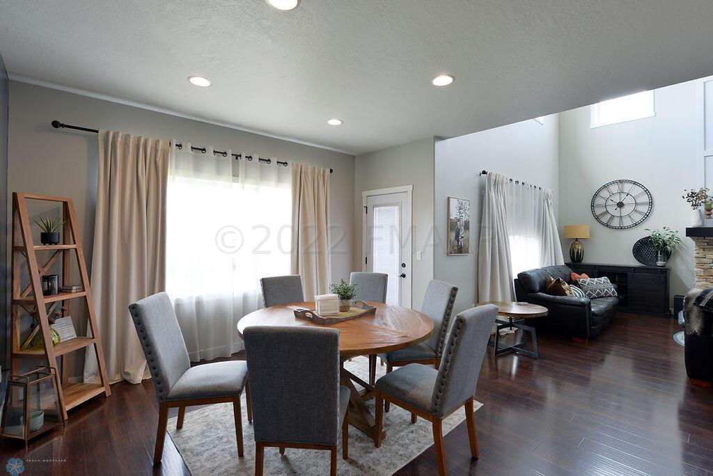 Dining With Deck Access