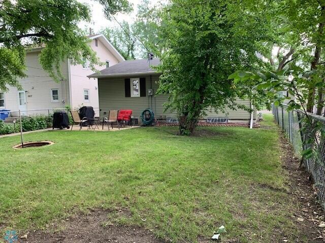 Backyard patio and fitepit