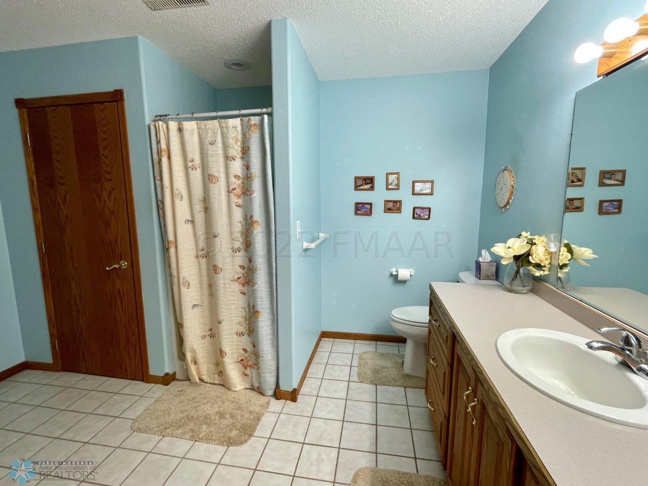 11-Full bath lower level with jetted tub
