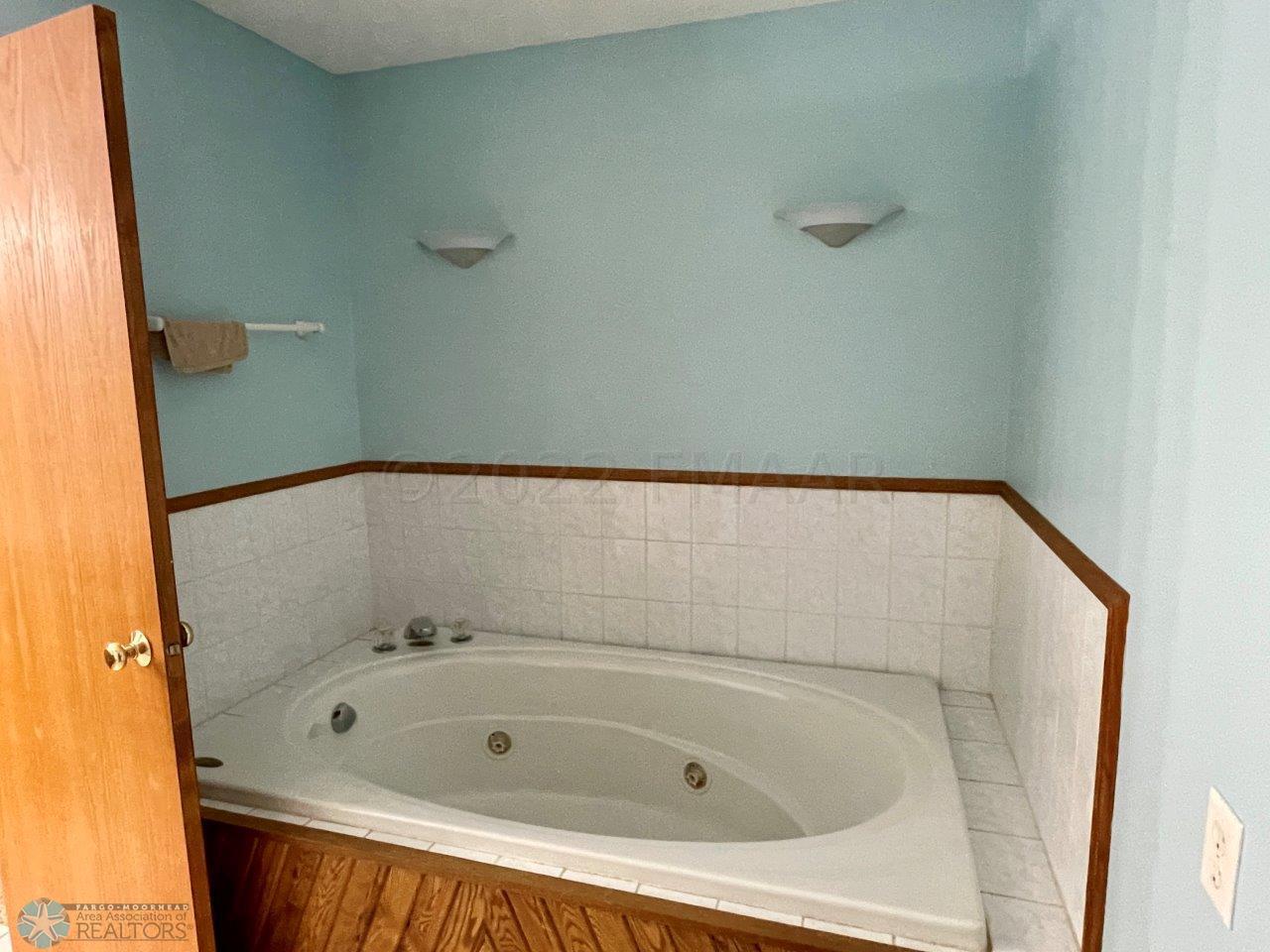 11-Full bath lower level with jetted tub