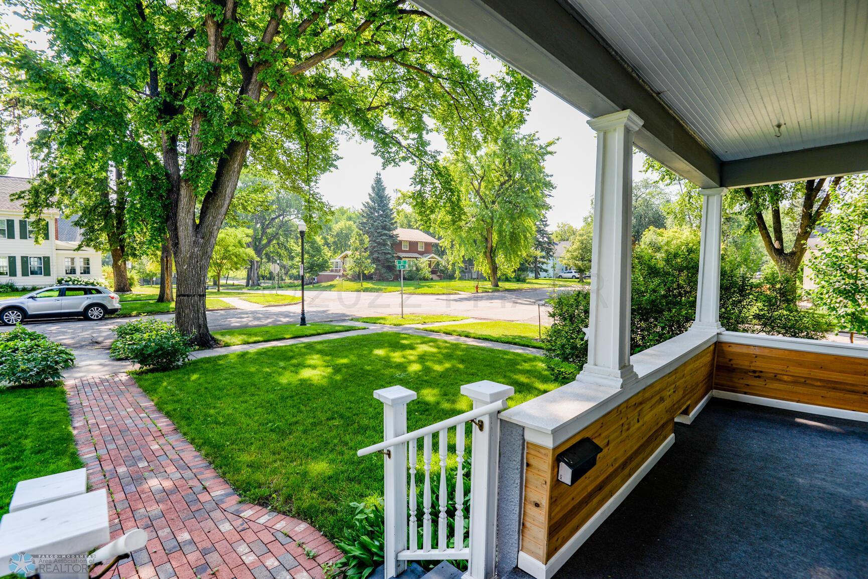 Front Porch/Yard