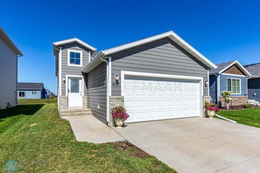 8037 GOLDFINCH Drive, Horace, ND 58047