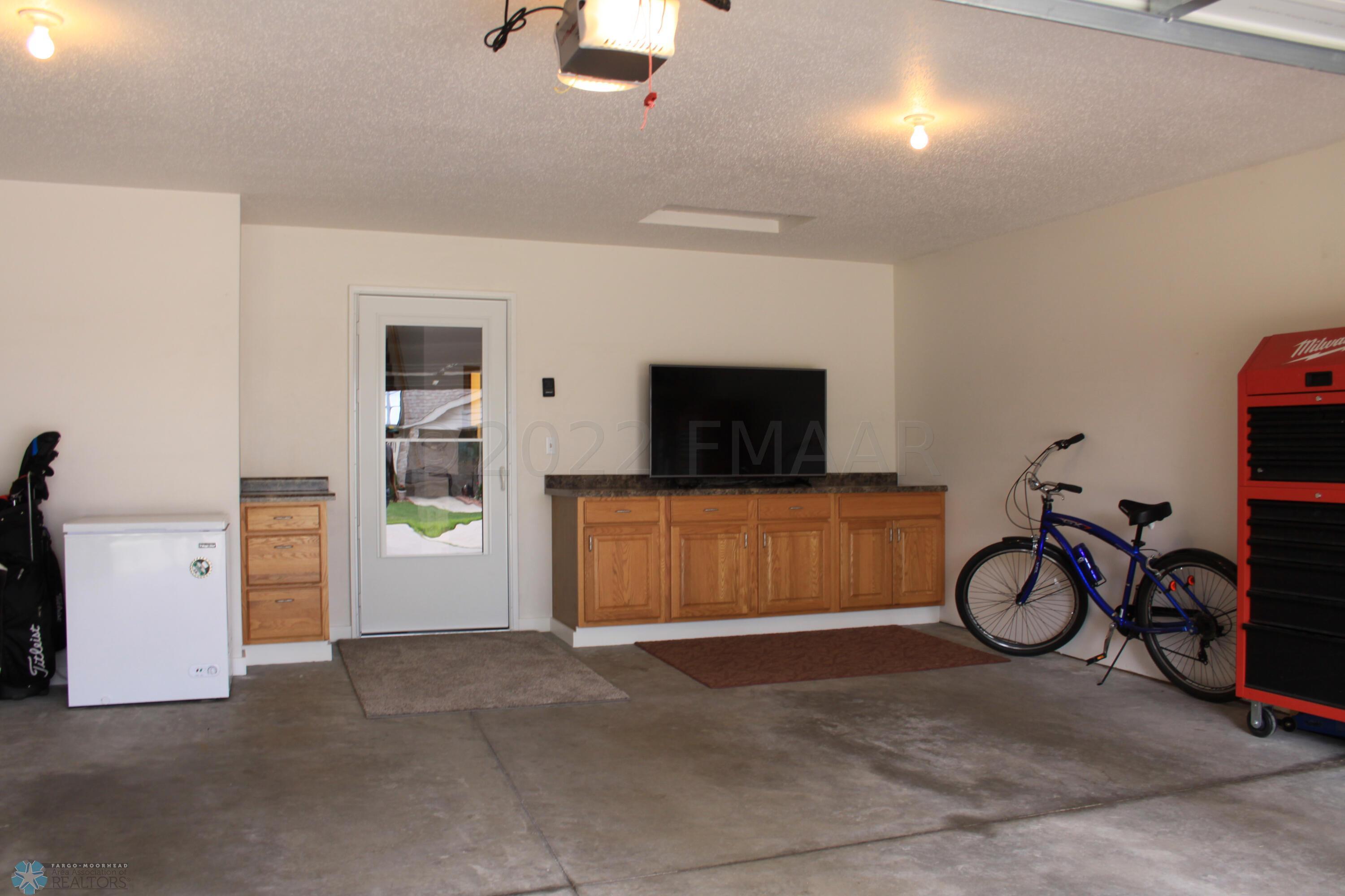 Garage w/ built-ins