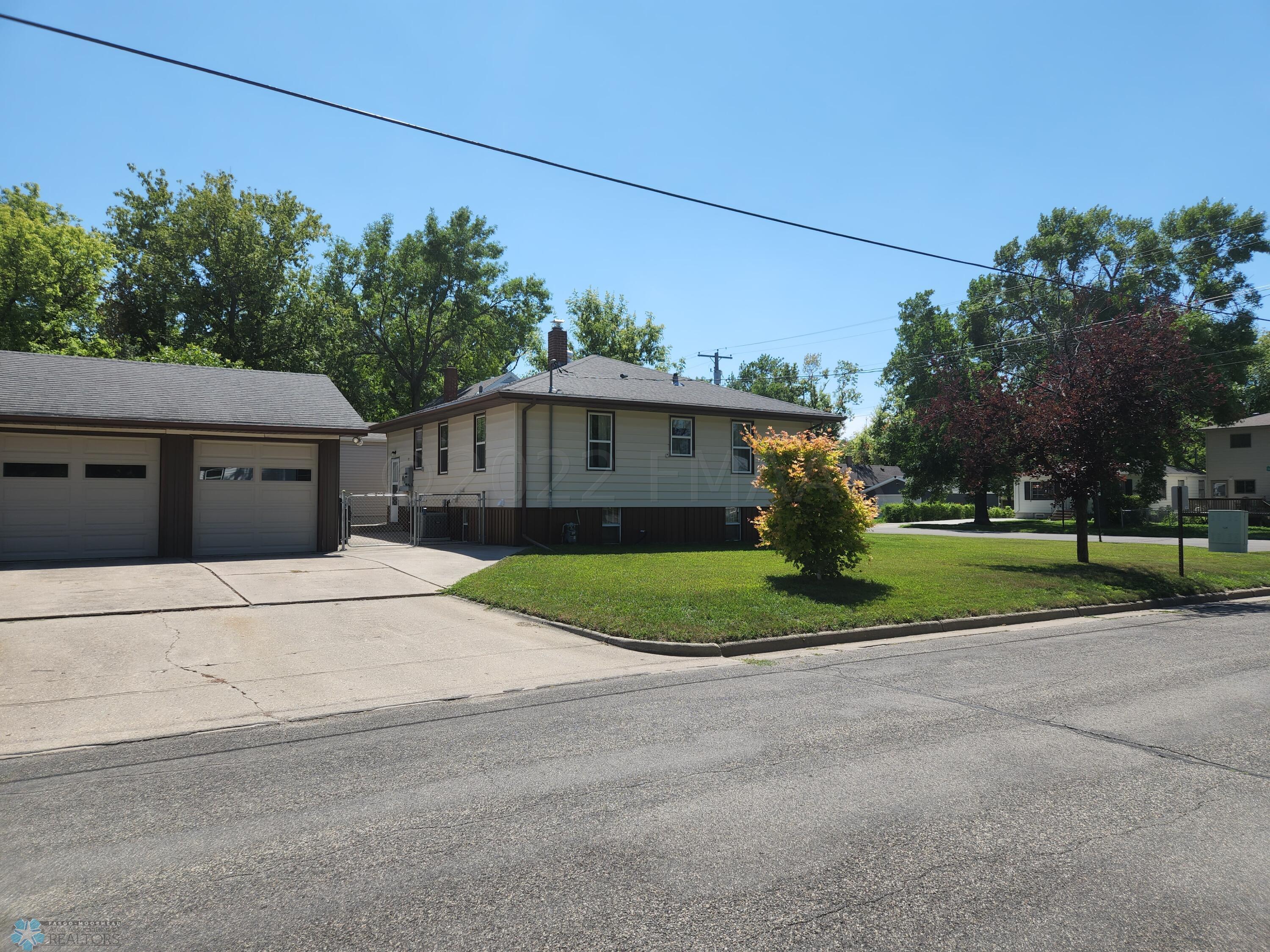 Rambler on Corner Lot w 3 Stall Garage