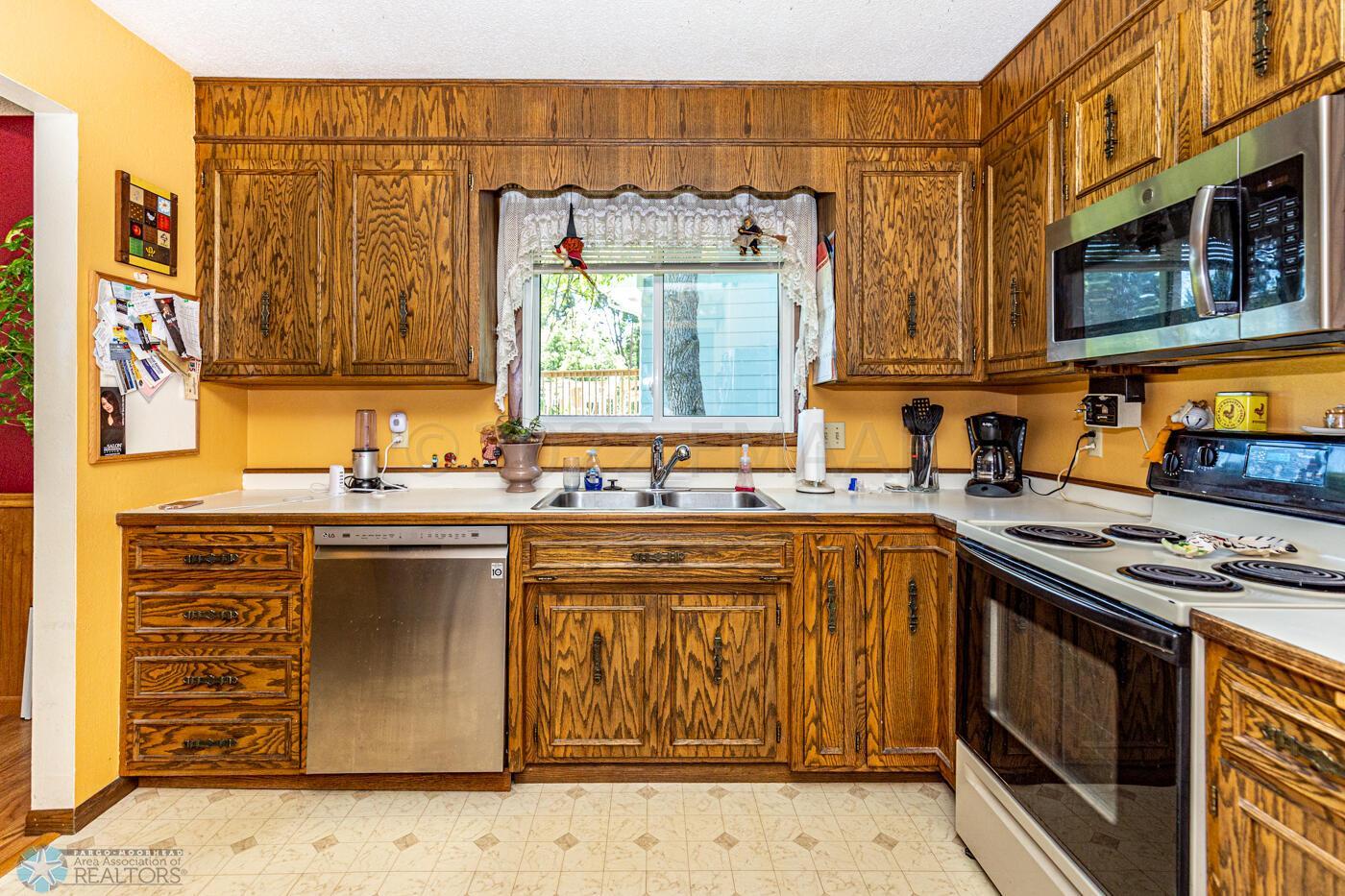 (14) Kitchen