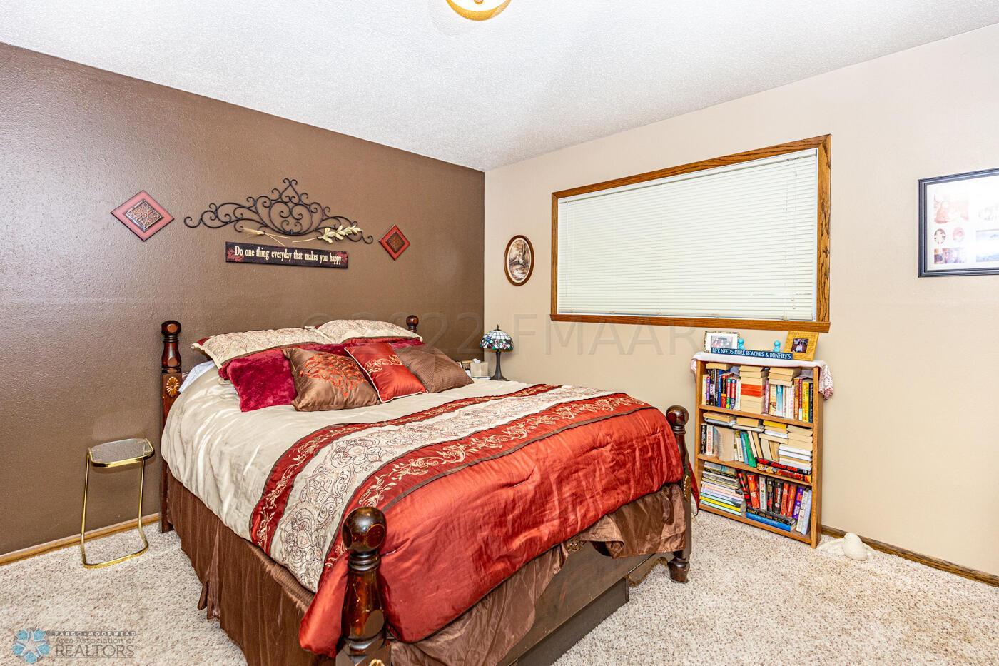 (17) Bed 1