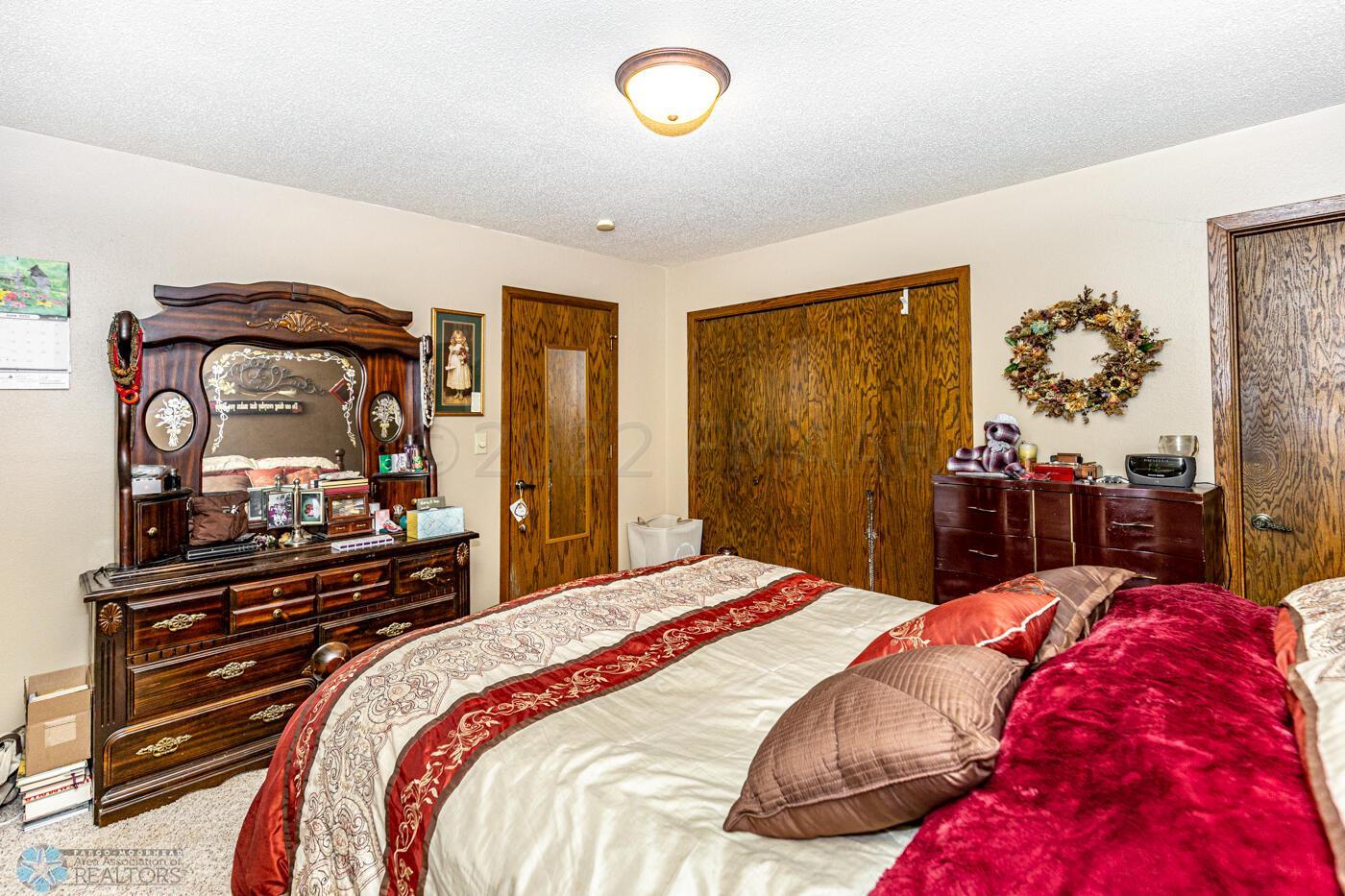 (18) Bed 1