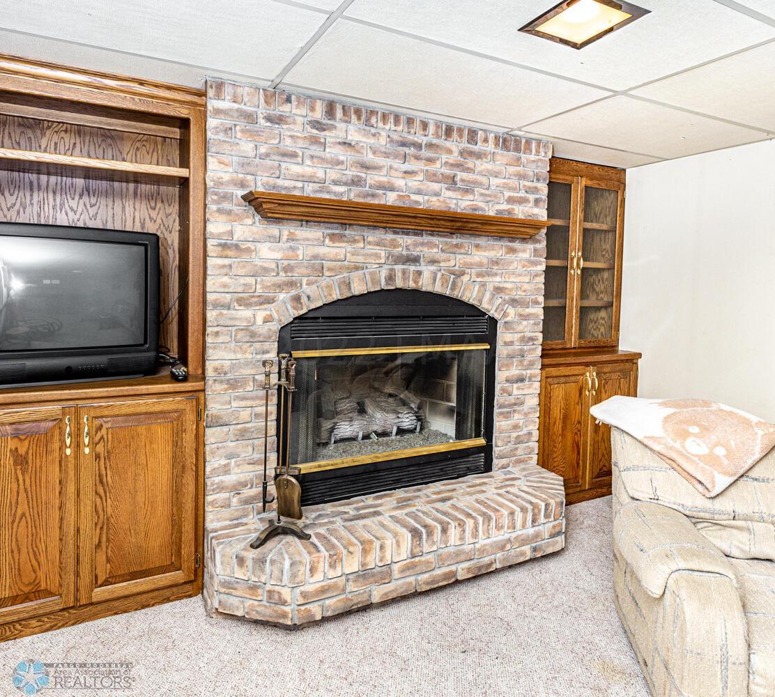 (27) Gas Fireplace
