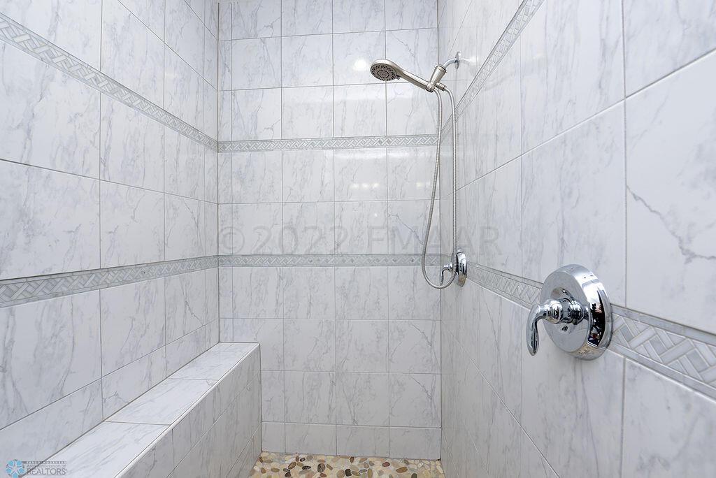 Spacious Walkin Shower