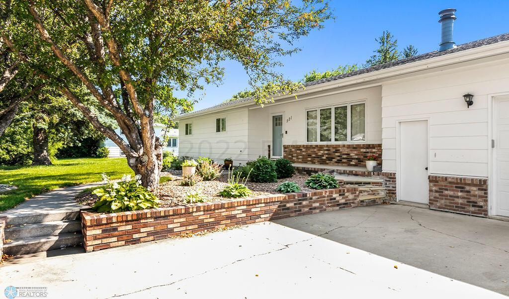 Front exterior & landscaping