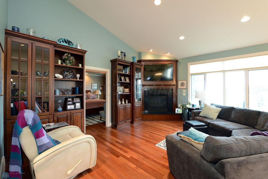 Gas FP Big Windows, Vaulted Ceilings