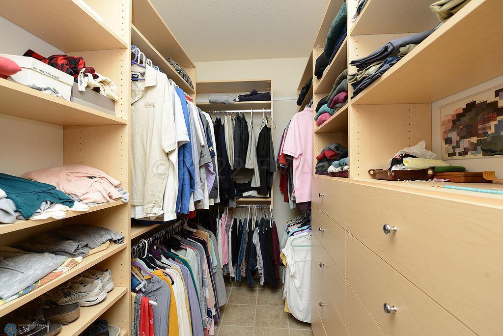 Huge Main Bedroom Walkin Closet
