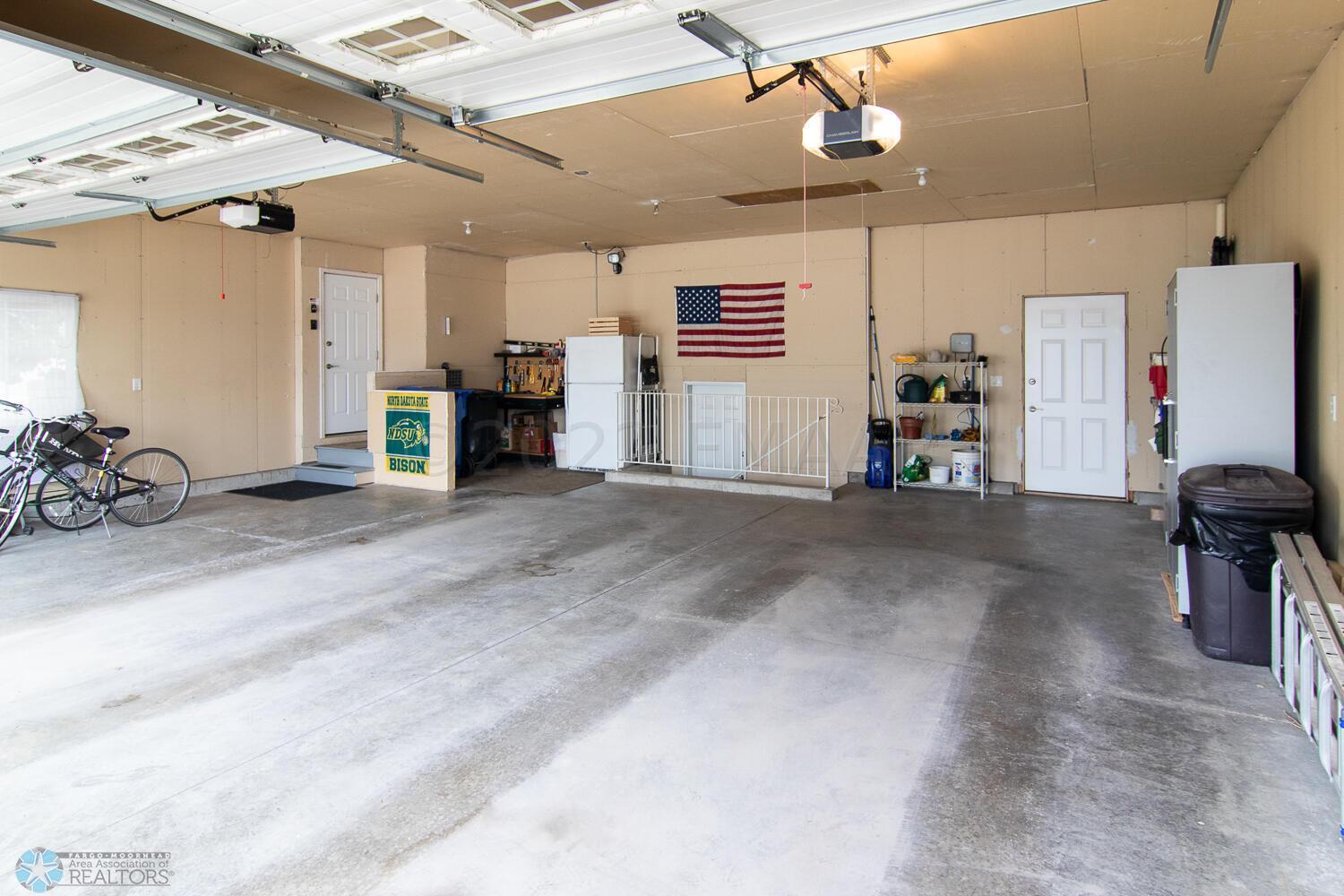 Huge Garage!!