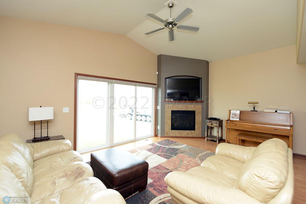 Living Room w Vaulted Ceiling
