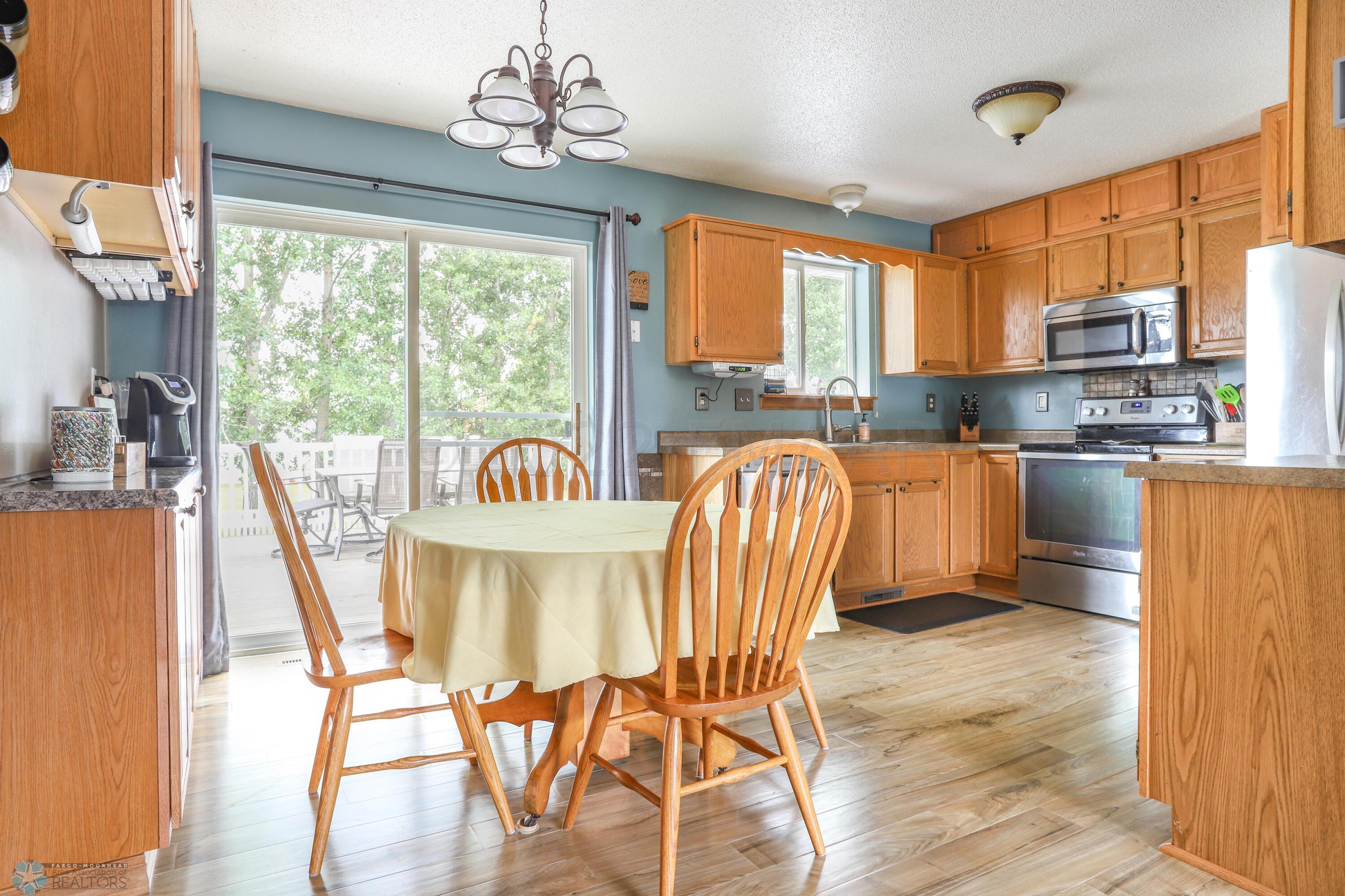 Dining area & kitchen