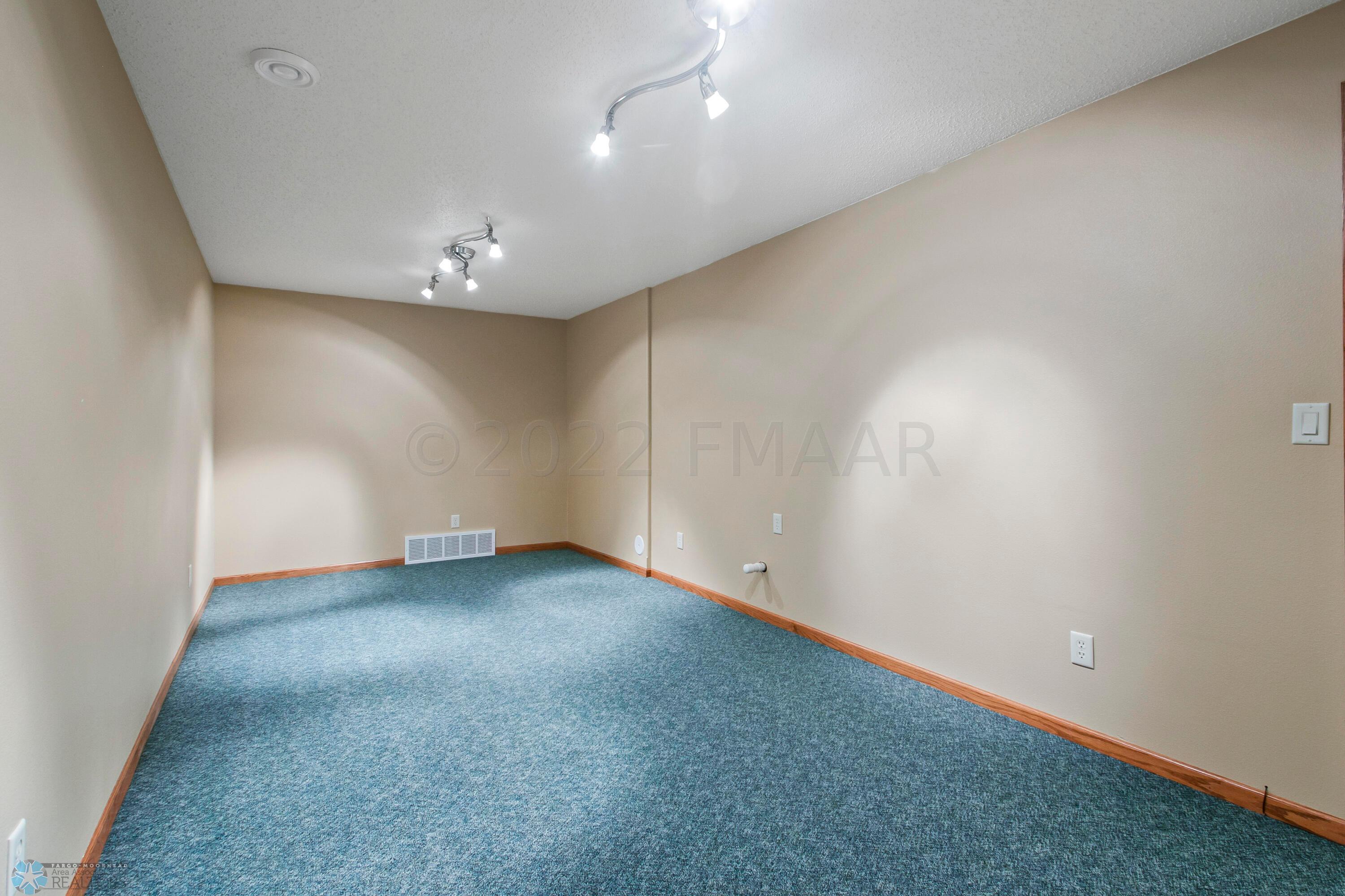 Hommati.com-524_Queen_s_Ct_MN-08-04-2022