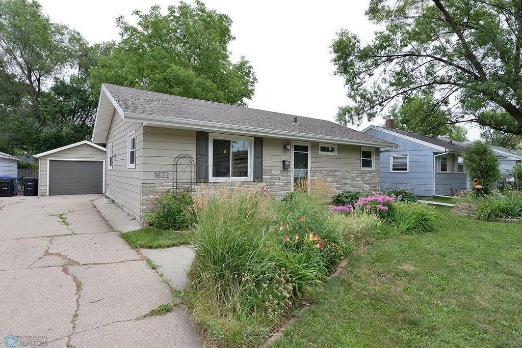 Updated Rambler w Wooded Backyard